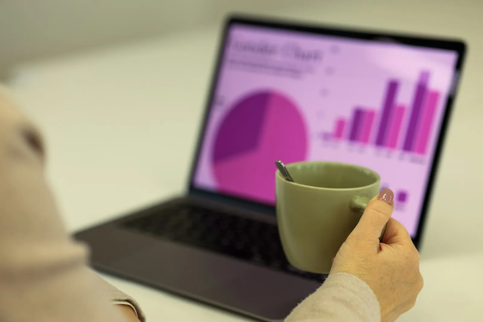 Review dashboard analitik penjualan lintas channel di laptop